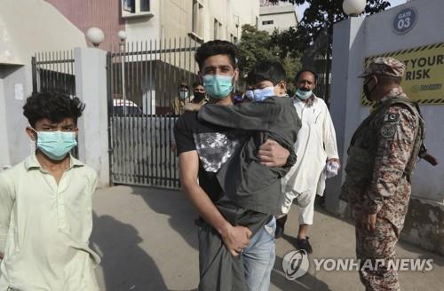 유독 가스에 노출된 파키스탄 카라치 주민이 병원을 찾은 모습. [AP=연합뉴스]