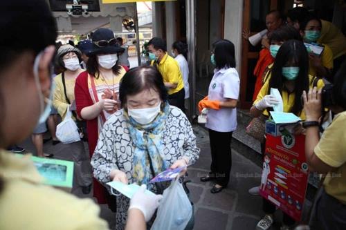 방콕의 한 사원에서 보건 관계자들이 마스크를 배포하고 있는 모습. [방콕포스트 캡처]