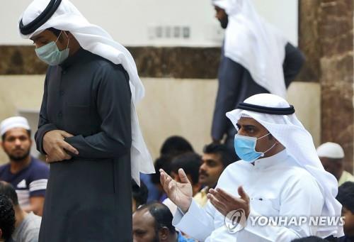 28일 쿠웨이트시티의 한 모스크에서 기도하는 시민들