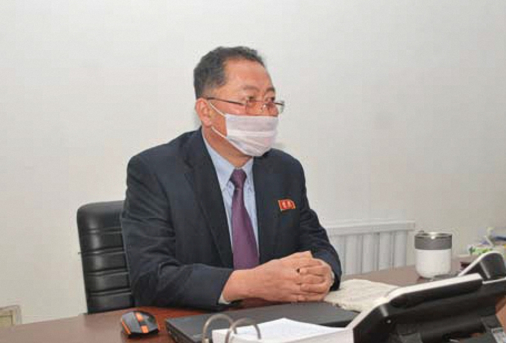 인터뷰하는 김철수 북한 보건성 중앙위생방역소 소장