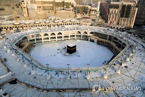 코로나19로 성지순례가 중단돼 텅빈 이슬람 최고 성지 메카 대사원