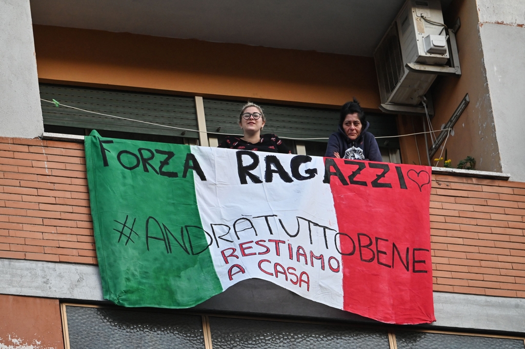 떨어져서 함께 응원 중인 이탈리아 주민들.