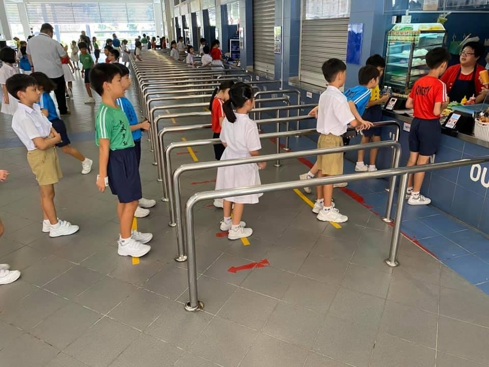 싱가포르 한 공립학교 매점에서 학생들이 거리를 두고 줄을 선 모습