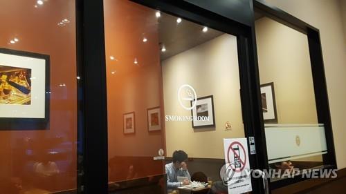 도쿄 시내 한 카페 안의 흡연실 [연합뉴스 자료사진]