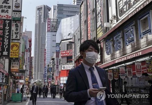 코로나19 확산하는 도쿄…마스크 쓴 행인들
