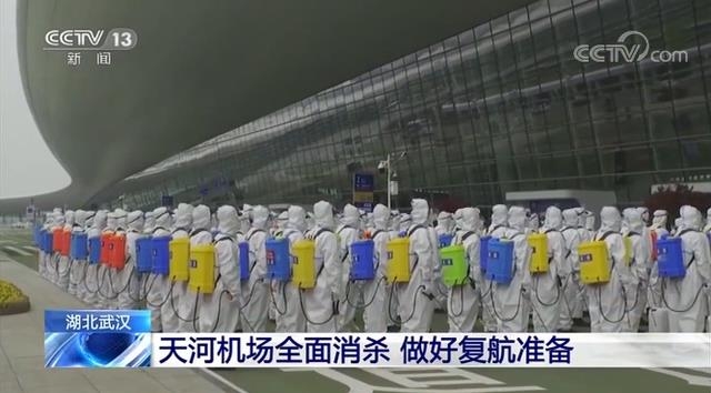 우한 공항 소독하는 중국 방역 요원들