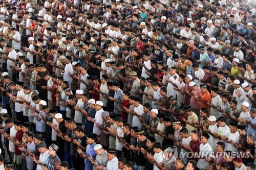 3일 인도네시아의 한 모스크에서 열린 금요예배