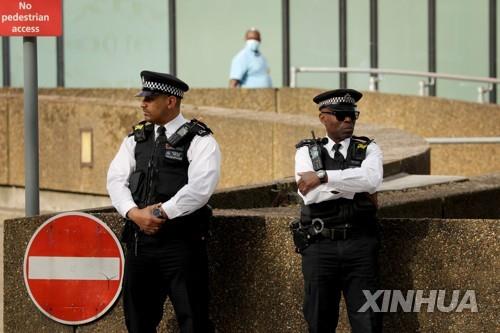 런던에서 근무 중인 영국 경찰