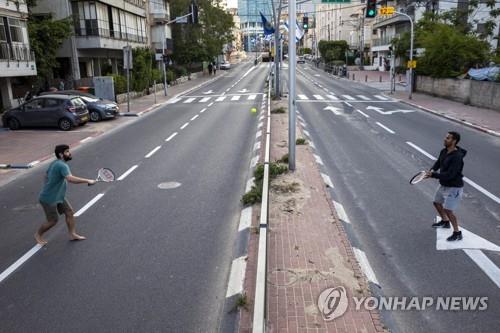 통행금지령으로 텅 빈 이스라엘 텔아비브 도로에서 테니스를 치는 시민들