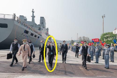 지난 9일 둔무함대 귀국 환영행사에 참석한 차이잉원 대만 총통(노란 원)