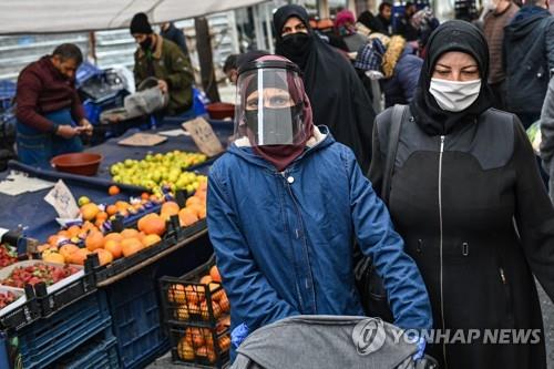 마스크를 착용한 채 장을 보는 이스탄불 시민