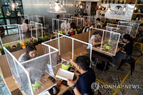 사회적 거리두기를 위한 비닐 가림막이 설치된 방콕의 한 식당 모습. 2020.5.8