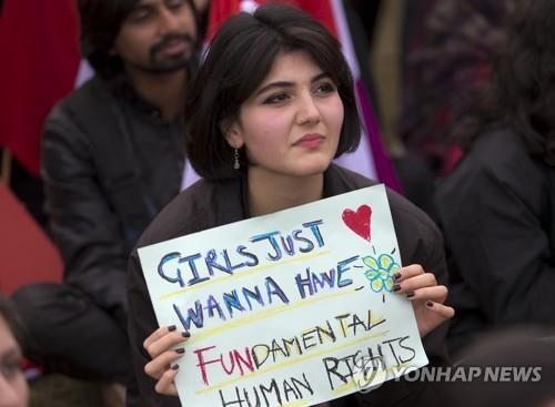 시위에서 여성 인권 보장을 요구하는 파키스탄 여성. [AP=연합뉴스]