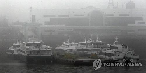 '짙은 안개' 대기 중인 여객선