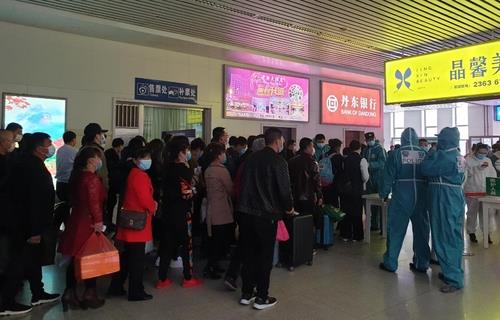 지난달 중국 랴오닝성의 한 기차역에서 진행 중인 승객 검사