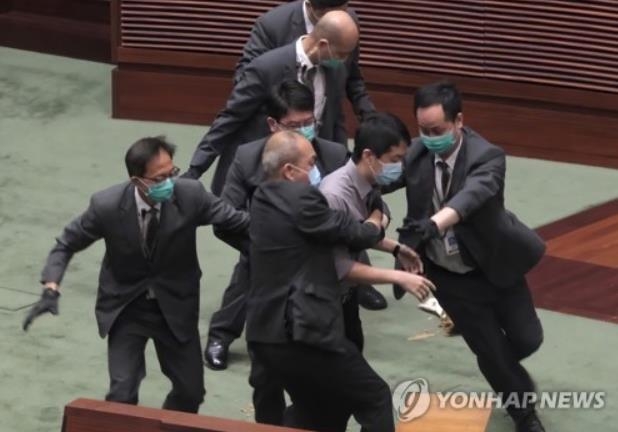 홍콩 입법회 의장을 향해 썩은 화초를 던지는 민주당 테드 후이 의원