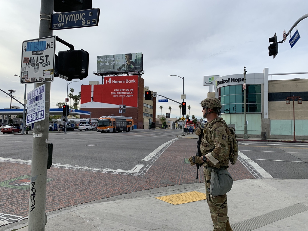 LA 한인타운 앞에서 경계 근무에 들어간 주방위군