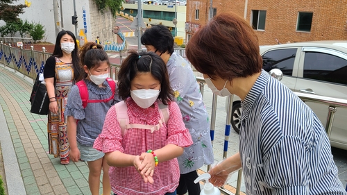3차 등교 개학…발열 검사 손 소독