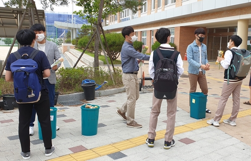 학생들에게 꽃 전달하는 서전고