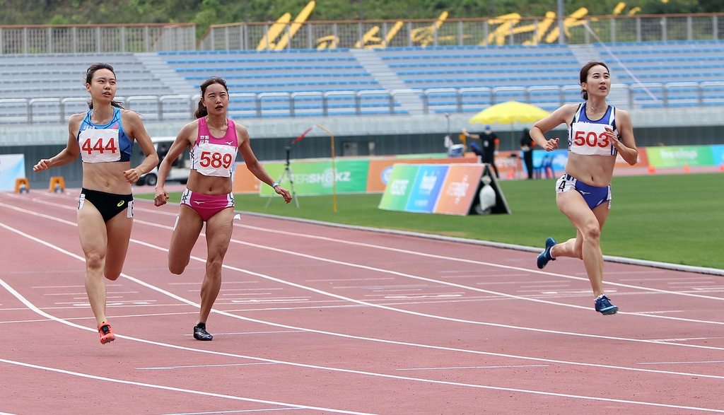 여자 100m 접전