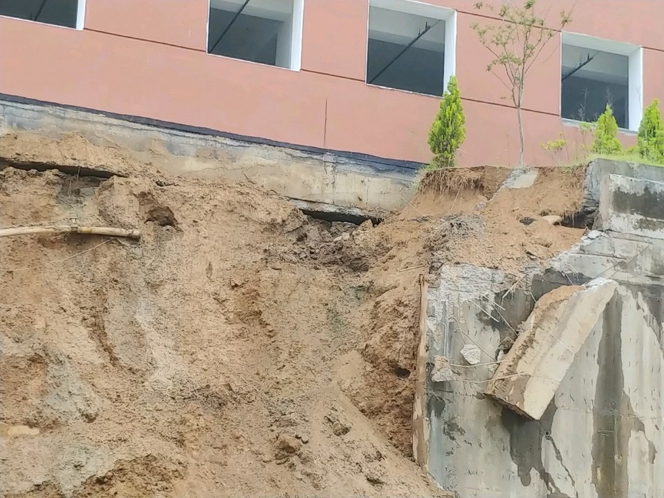 아파트 축대 붕괴로 드러난 토사