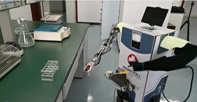 코로나19 핵산 검사 도와주는 로봇