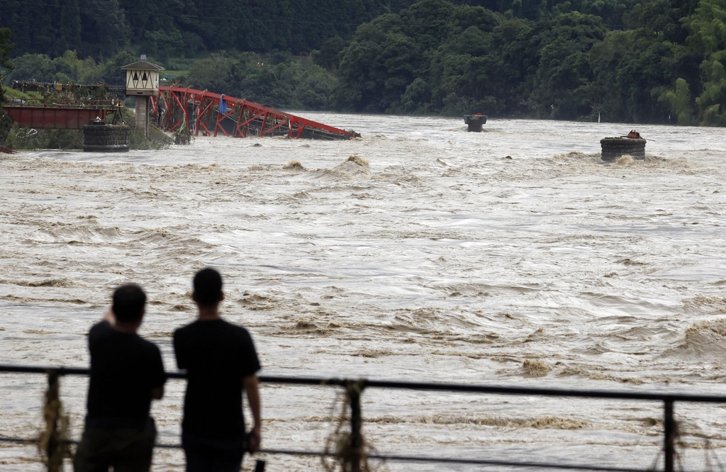 일본 규슈 폭우…불어난 강물