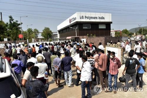 5월 7일 가스 누출 사고가 발생한 인도 비사카파트남의 LG폴리머스인디아 공장 앞에 주민들이 모여 있다. [AP=연합뉴스]