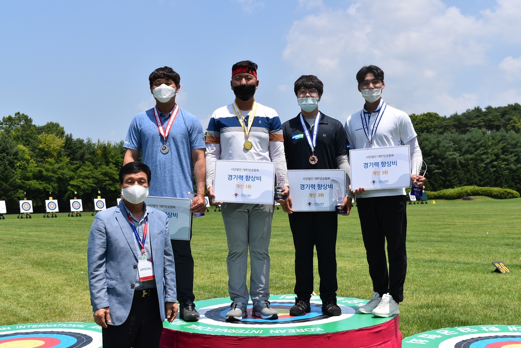 올림픽제패기념양궁대회 남자 개인전 우승한 김우진(시상대 왼쪽에서 두 번째)