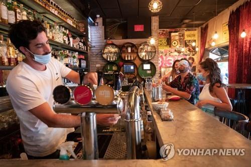 6월 4일(현지시간) 이스라엘의 지중해 도시 텔아비브에 있는 한 술집에서 손님들이 마스크를 쓰고 있다.[로이터=연합뉴스 자료사진]