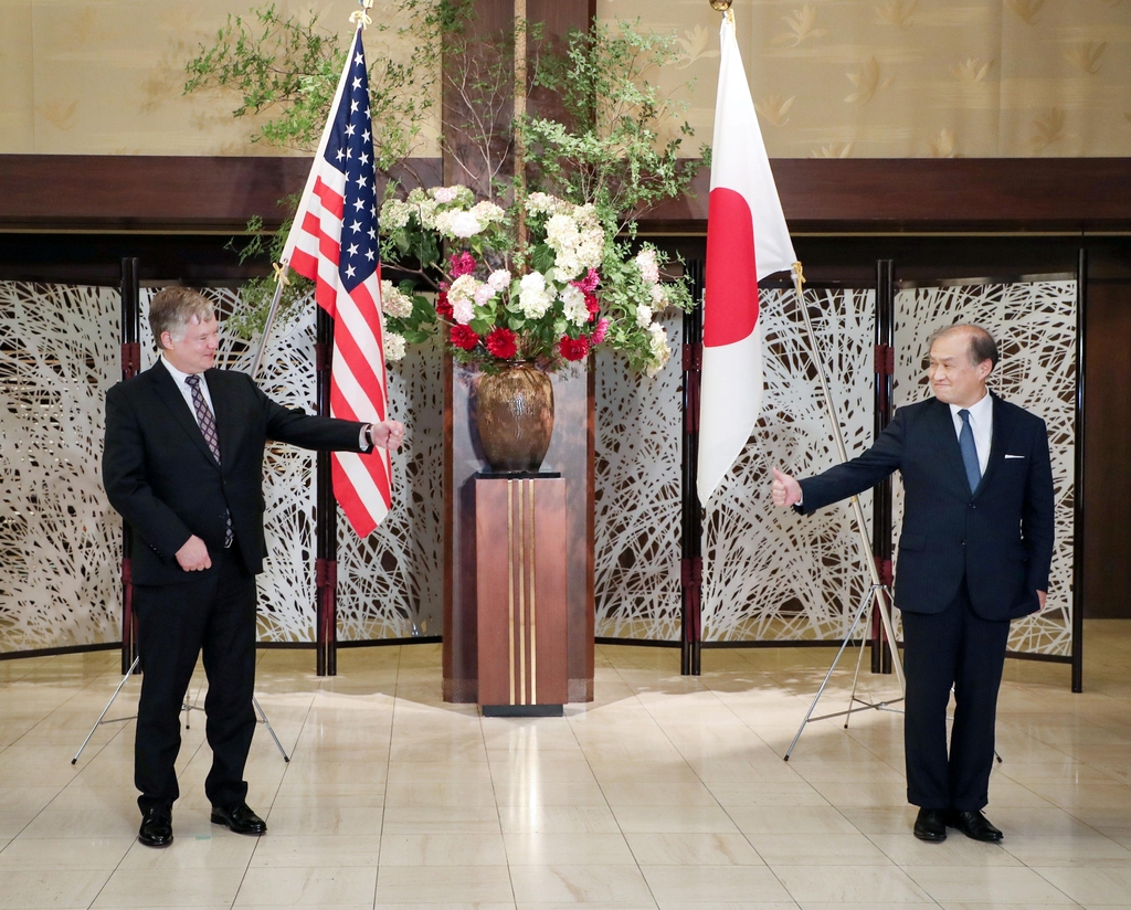 (도쿄 교도=연합뉴스) 스티븐 비건(왼쪽) 미국 국무부 부장관과 아키바 다케오(秋葉剛男) 일본 외무성 사무차관이 9일 오후 일본 도쿄에서 회담에 앞서 기념 촬영에 응하고 있다.