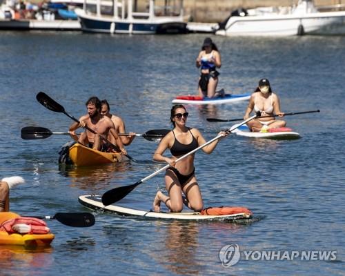 해변 폐쇄에도 물놀이 즐기는 미국 시민들 [AP=연합뉴스]