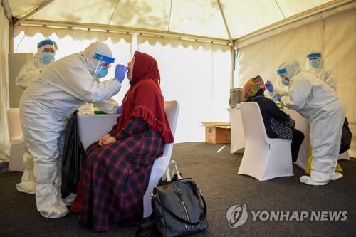 코로나19 검사하는 인도네시아 의료진