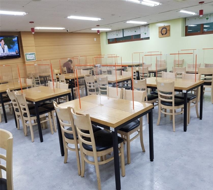 칸막이가 설치된 경로식당