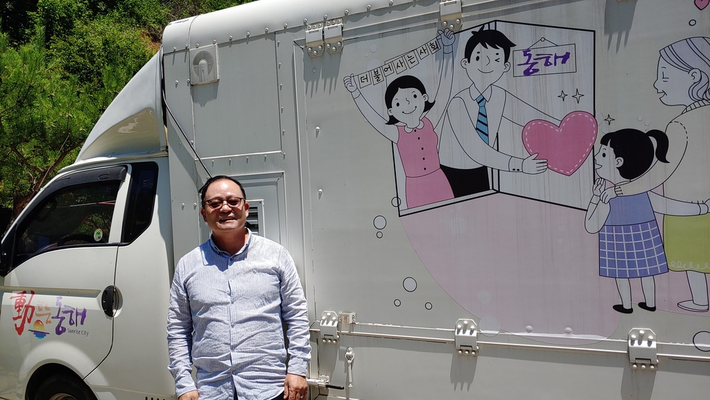 자신이 운영하는 푸드트럭 앞에 선 박대현 씨. 수익은 형편이 어려운 이웃을 위해 사용한다. [촬영 이해용]