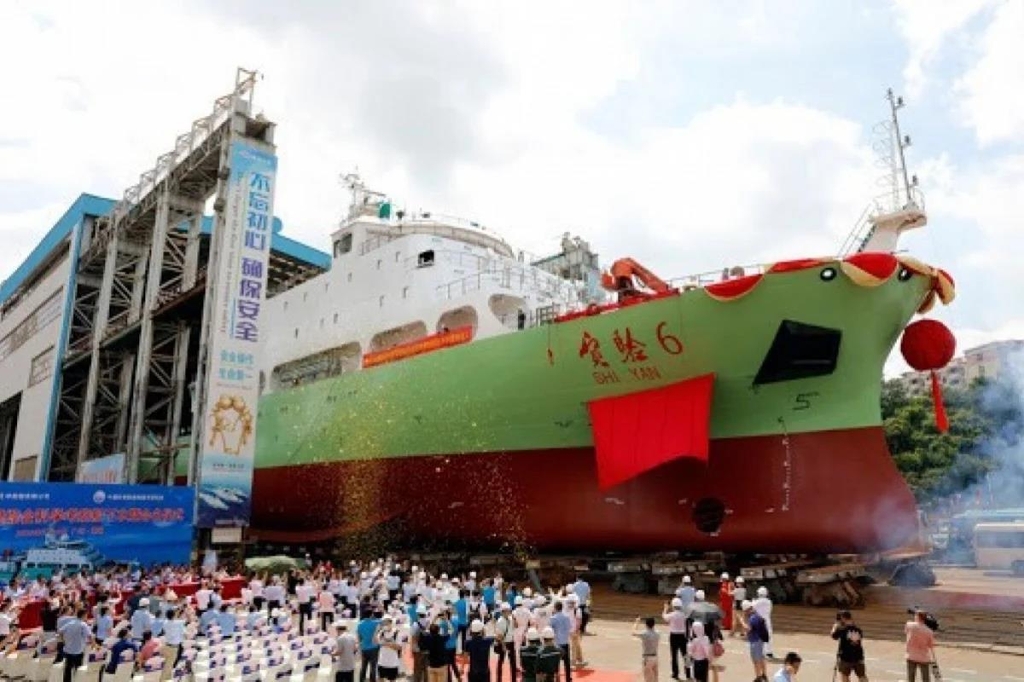 중국의 새 해양연구선 '스옌 6호' 진수식 장면