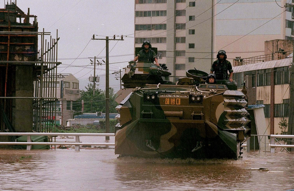 문산 시민 구조 위해 투입된 수륙양용 장갑차. 1999년 