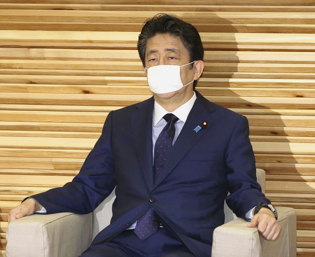 아베 신조(安倍晋三) 일본 총리가 2020년 6월 19일 오전 총리관저에서 각의에 앞서 사진 촬영에 응하고 있다. [교도=연합뉴스 자료사진]