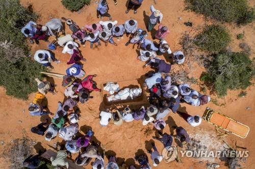 지난 4월 30일 소말리아에서 코로나19로 숨진 것으로 여겨지는 노인 장례식 모습