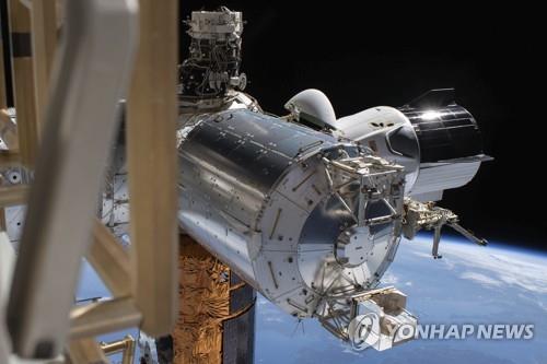국제우주정거장(ISS)에 도킹된 스페이스X의 우주선 '크루 드래건' 모습. [AP=연합뉴스, 미국 우주항공국(나사·NASA) 제공] 