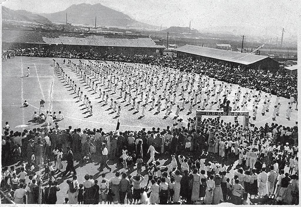 부산 성북초등학교 운동회에 학부모들이 성황을 이루고 있다. 1962년 [국가기록원 제공] 