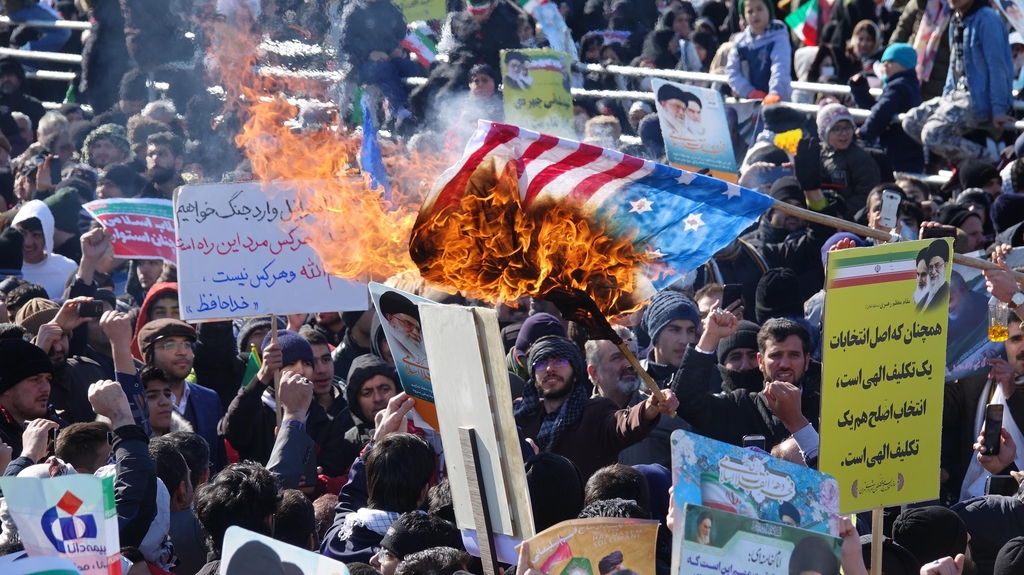 올해 2월 이란 이슬람혁명 행사에서 성조기가 불타고 있다