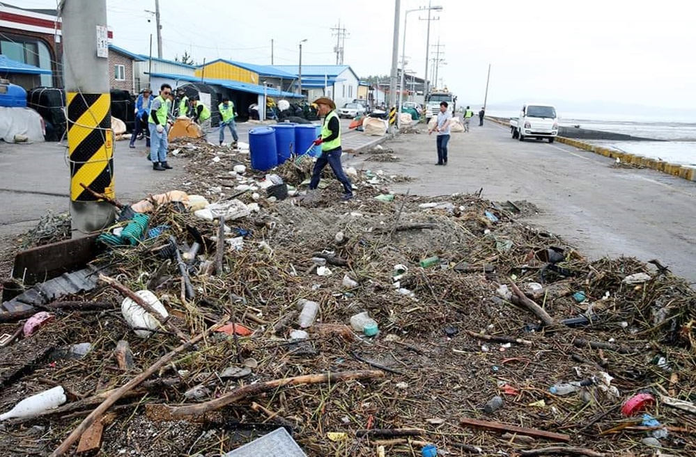 서천 도둔리 해변서 강풍으로 밀려온 쓰레기 치우는 공무원들 