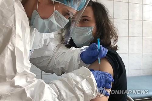 러시아가 자체 개발 중인 백신 1차 임상시험 접종 모습[타스=연합뉴스 자료사진] 
