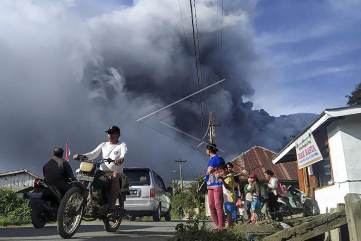 13일 오전 인도네시아 시나붕 화산 3차례 분화…최근 활동 잦아