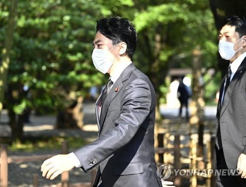 야스쿠니신사 참배하는 고이즈미 환경상