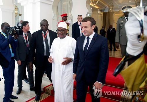 2017년 말리를 방문한 마크롱(우) 프랑스 대통령과 케이타 대통령