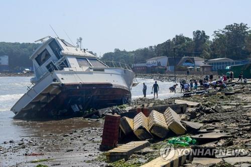 지난 4일 태풍 마이삭 탓에 피해를 본 러시아 연해주 해변 모습.