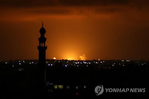 16일(현지시간) 오전 팔레스타인 가자지구 남부 칸유니스에서 이스라엘군 공습에 따른 화염이 보이고 있다.[AFP=연합뉴스]