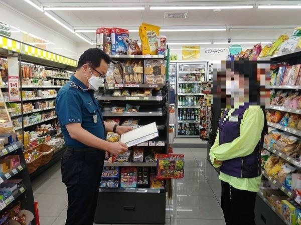 감사장 전달하는 경찰